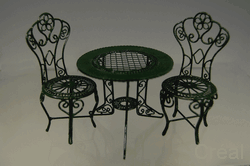Tisch mit 4 Stühlen